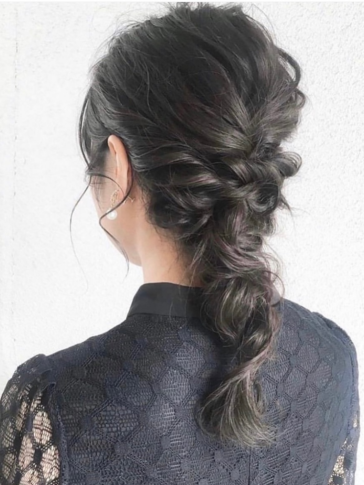 ルーズな編み下ろしのヘアアレンジ